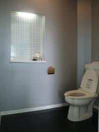 メタリックな壁紙でトイレ空間