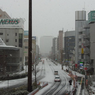 雪降る高崎駅前