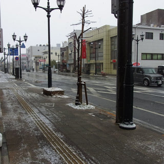 高崎駅前も雪が降り続いています。