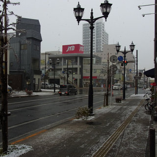 高崎駅前も雪が降り続いています。