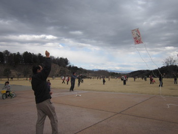 イベント「冬の公園を楽しもう」の様子です♪－凧作り編－