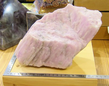 クンツァイト原石