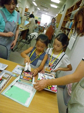 図書館　ヒヨコッコとしょかん探検隊を開催しました。