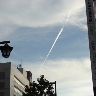 お散歩写真　秋空にすぅーと伸びた飛行機雲