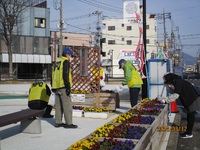 花の駅で手入れ