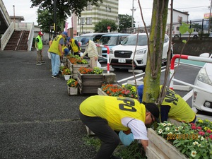 花の駅で手入れ