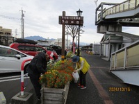 花の駅で手入れ