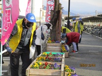 花の駅で手入れ