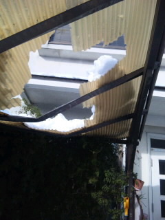 雪でカーポート崩壊・・車の屋根がぺしゃんこ～～！
