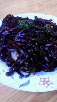 太田の岩崎屋の焼きまんじゅうと真っ黒い焼きそばです！