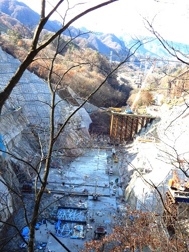 １１／２３、ダム本体工事現場の自然破壊現場です